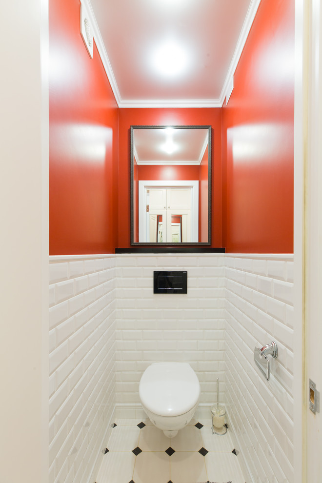 Idee per un bagno di servizio nordico con WC sospeso, piastrelle bianche, piastrelle diamantate, pareti rosse e pavimento bianco