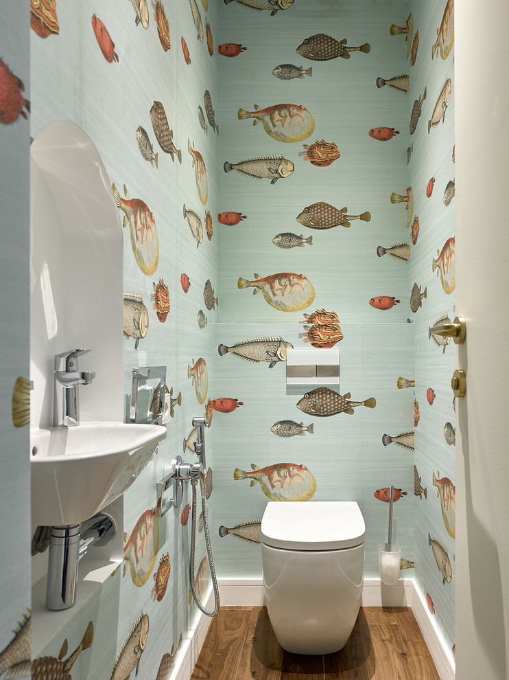 Идея дизайна: туалет в современном стиле с раздельным унитазом, разноцветными стенами, подвесной раковиной и коричневым полом