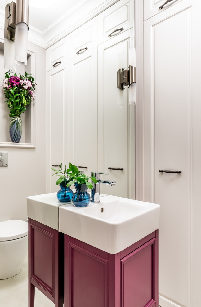 Источник вдохновения для домашнего уюта: туалет среднего размера в стиле неоклассика (современная классика) с инсталляцией, бежевыми стенами, полом из керамической плитки, серым полом, красными фасадами и накладной раковиной