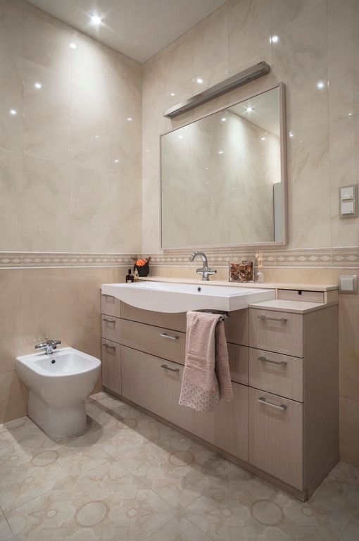Moderne Gästetoilette mit flächenbündigen Schrankfronten, beigen Schränken, Bidet und integriertem Waschbecken in Moskau