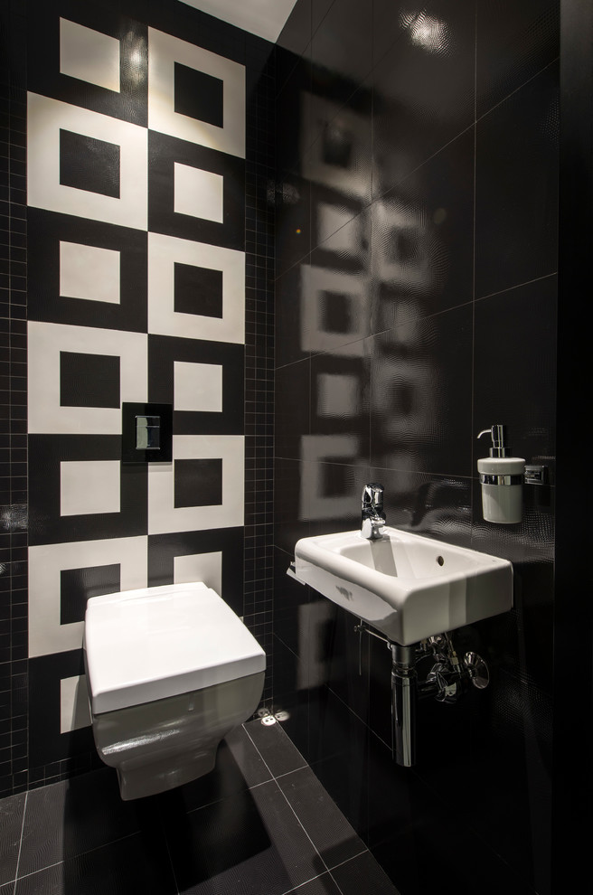 Imagen de aseo actual con baldosas y/o azulejos blancas y negros, baldosas y/o azulejos negros, lavabo suspendido y suelo negro