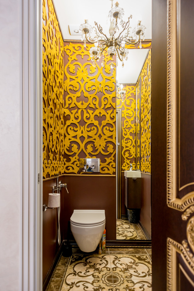 На фото: туалет в классическом стиле с инсталляцией, коричневыми стенами и коричневым полом с