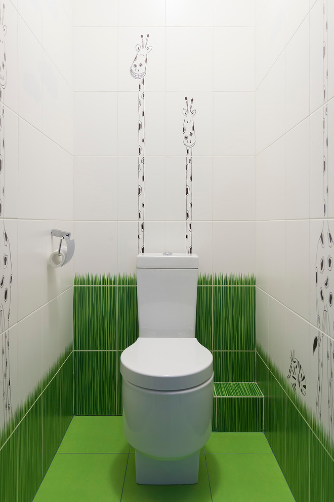 Moderne Gästetoilette mit Wandtoilette mit Spülkasten, weißen Fliesen, grünen Fliesen und grünem Boden in Moskau