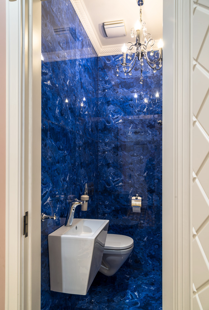 Kleine Stilmix Gästetoilette mit blauen Fliesen, Porzellanfliesen, blauer Wandfarbe, integriertem Waschbecken und Wandtoilette in Moskau