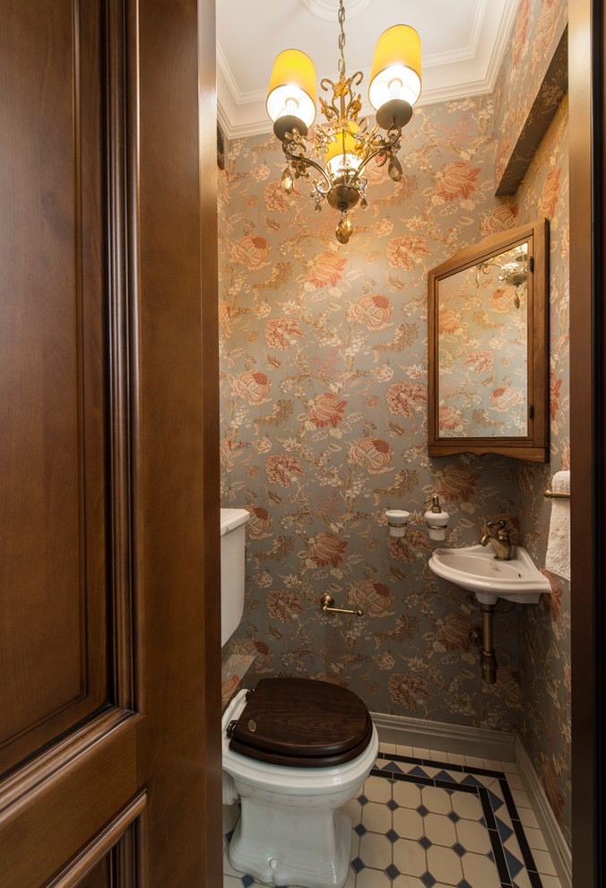 Стильный дизайн: туалет в классическом стиле с раздельным унитазом, разноцветными стенами и подвесной раковиной - последний тренд