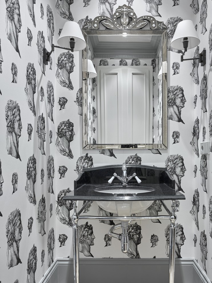 モスクワにあるトラディショナルスタイルのおしゃれなトイレ・洗面所 (マルチカラーの壁、コンソール型シンク) の写真