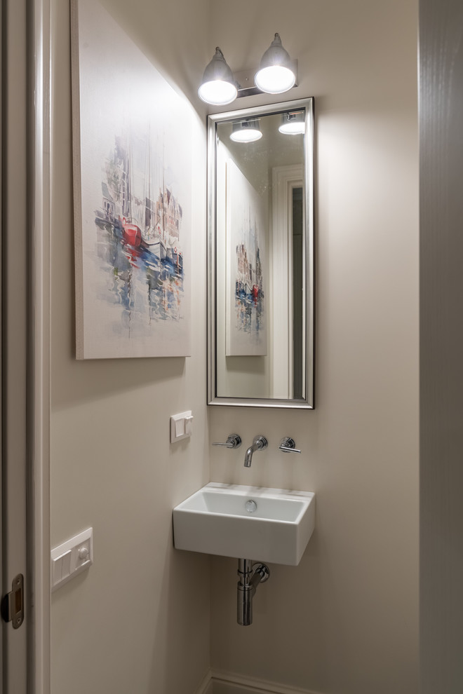 Kleine Moderne Gästetoilette mit beiger Wandfarbe und Wandwaschbecken in Moskau