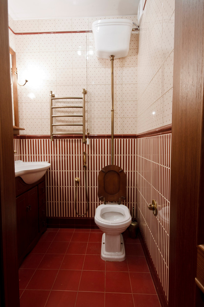 Идея дизайна: туалет в викторианском стиле с керамической плиткой и полом из керамической плитки