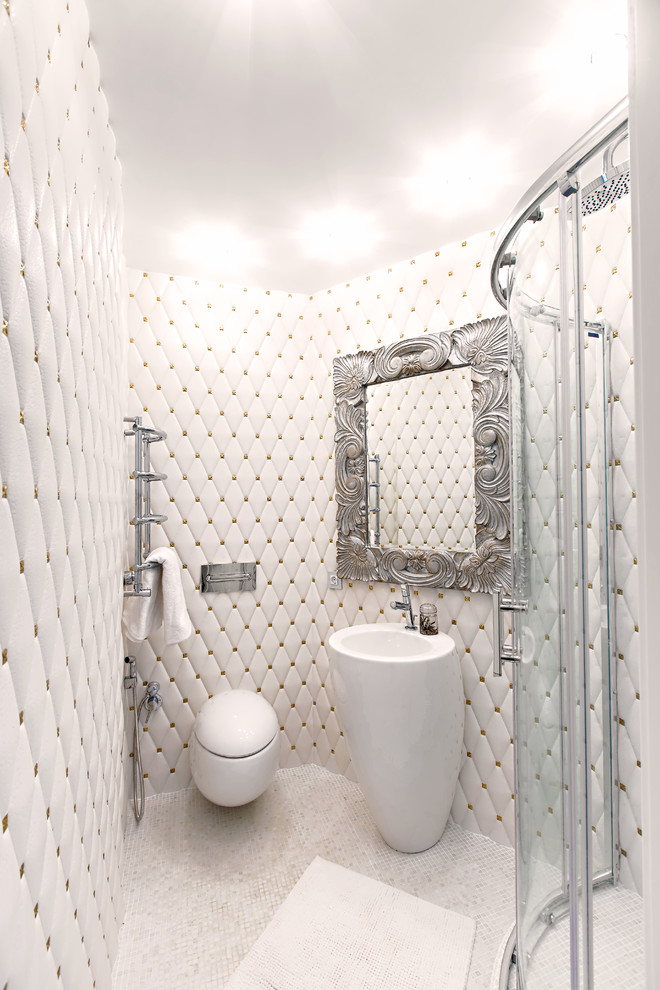 Свежая идея для дизайна: туалет в современном стиле с инсталляцией - отличное фото интерьера