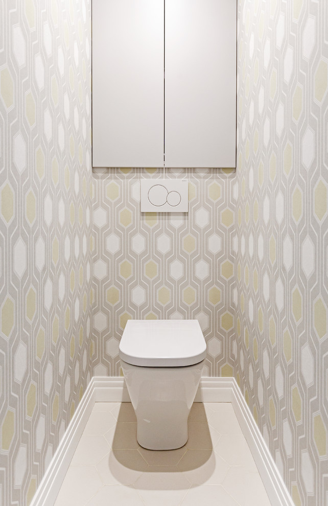 На фото: туалет в современном стиле с раздельным унитазом и белым полом