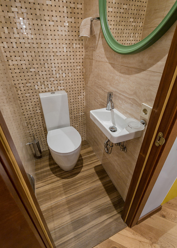 Bild på ett funkis toalett, med en toalettstol med separat cisternkåpa och beige kakel