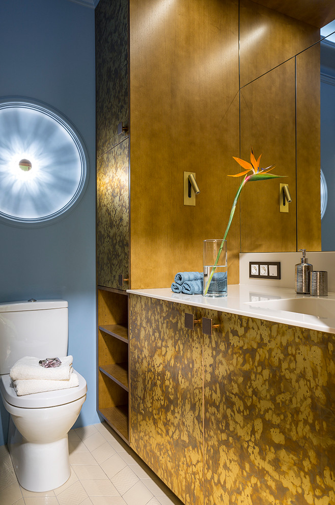 Стильный дизайн: туалет в стиле фьюжн с плоскими фасадами, раздельным унитазом, синими стенами, монолитной раковиной, бежевым полом и белой столешницей - последний тренд