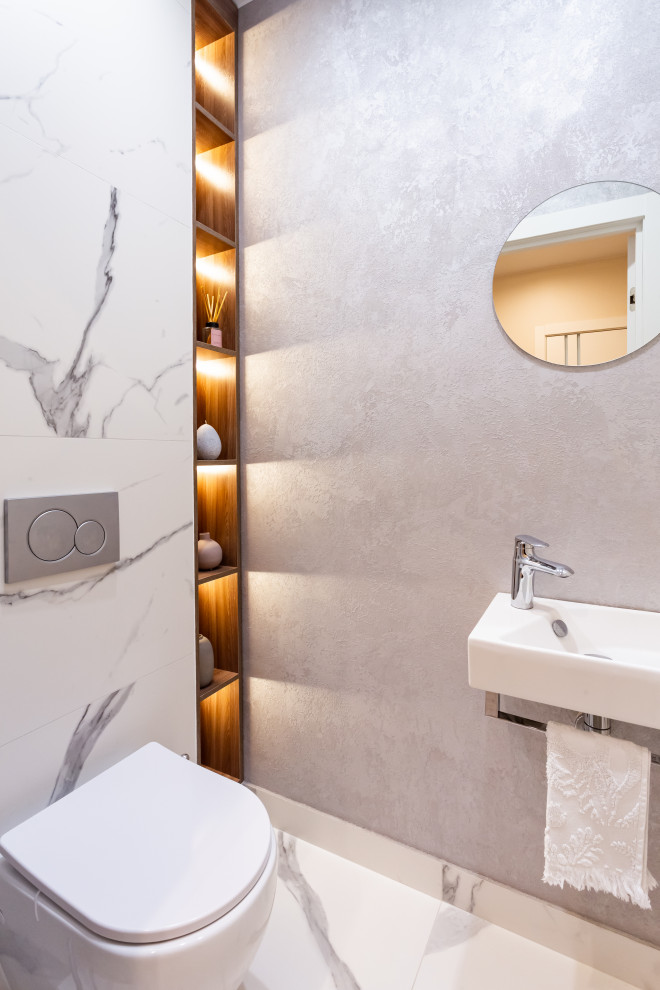 Idee per un bagno di servizio design con lavabo sospeso e pavimento bianco