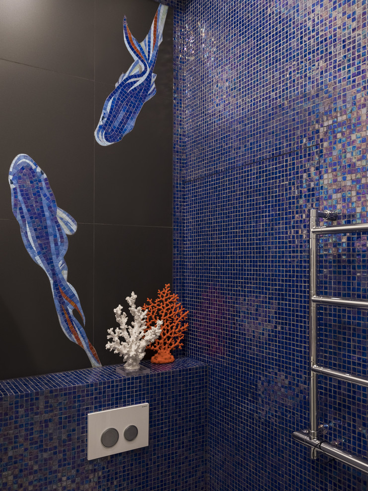 Cette photo montre un WC et toilettes tendance avec un carrelage bleu et mosaïque.