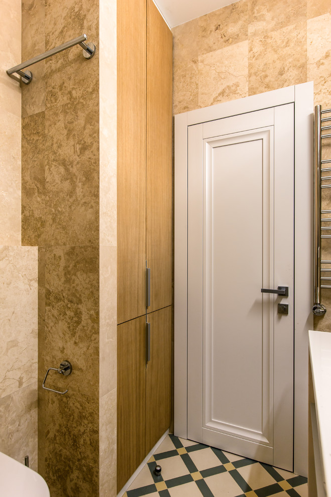Идея дизайна: туалет в современном стиле с коричневой плиткой, разноцветным полом, открытыми фасадами, бежевыми стенами и бежевой столешницей