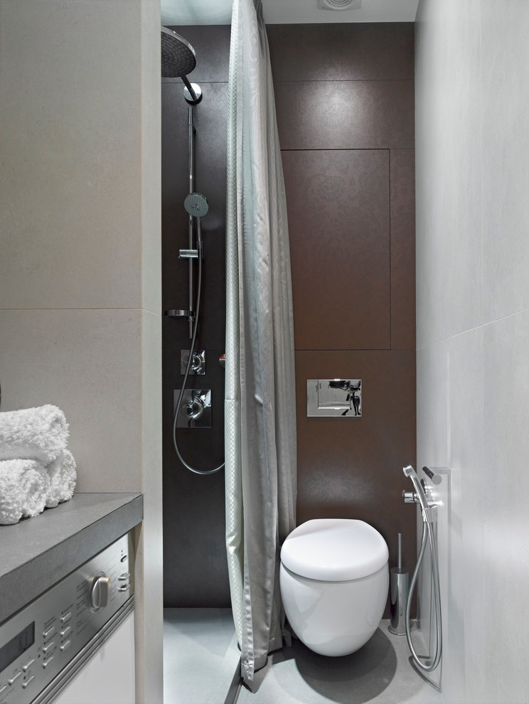 Стильный дизайн: туалет в современном стиле с инсталляцией, коричневой плиткой, керамогранитной плиткой, полом из керамогранита и разноцветными стенами - последний тренд