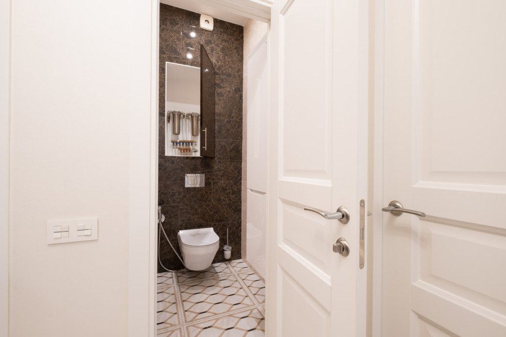 Idee per un piccolo bagno di servizio design con ante lisce, ante bianche, WC sospeso, piastrelle marroni, piastrelle in ceramica, pareti beige, pavimento in gres porcellanato e pavimento bianco