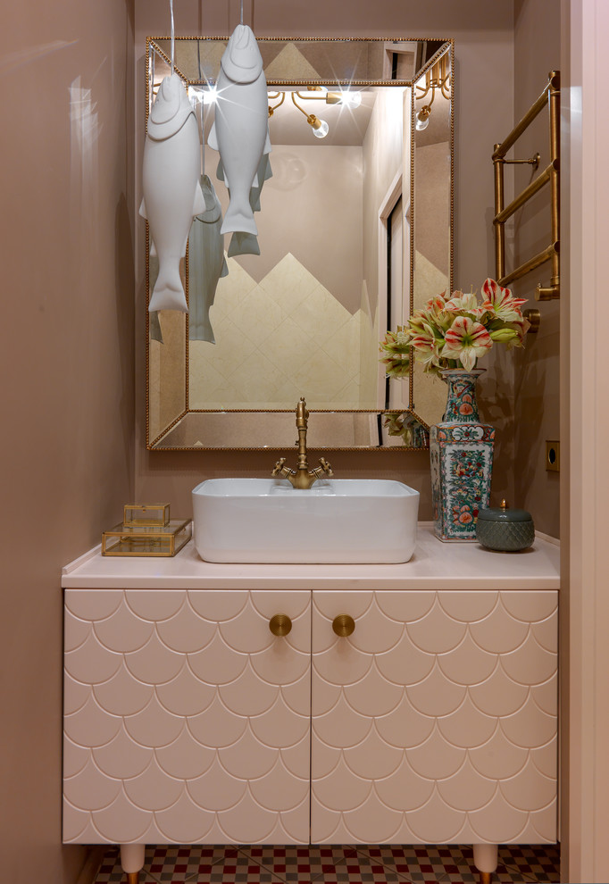Moderne Gästetoilette mit beiger Wandfarbe, Aufsatzwaschbecken, buntem Boden, flächenbündigen Schrankfronten und rosa Waschtischplatte in Moskau