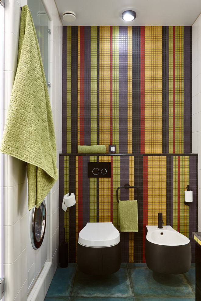 Источник вдохновения для домашнего уюта: туалет в современном стиле с инсталляцией, разноцветной плиткой, плиткой мозаикой и синим полом