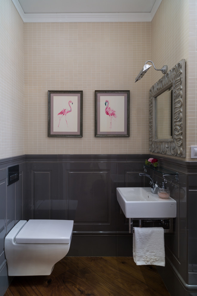 Idéer för ett klassiskt toalett, med en vägghängd toalettstol, beige kakel, grå kakel, ett väggmonterat handfat och brunt golv