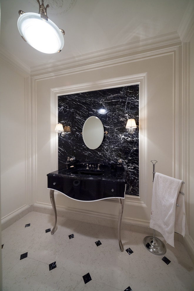 Стильный дизайн: большой туалет в классическом стиле с темными деревянными фасадами, раздельным унитазом, белой плиткой, белыми стенами, мраморным полом, врезной раковиной и мраморной столешницей - последний тренд