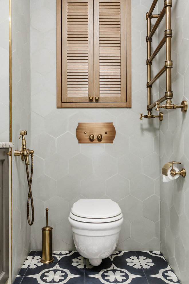 Пример оригинального дизайна: туалет в стиле неоклассика (современная классика) с инсталляцией, серой плиткой и синим полом