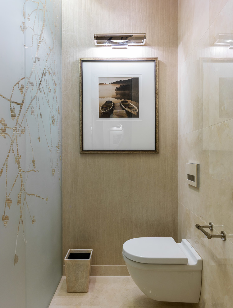На фото: туалет в стиле неоклассика (современная классика) с инсталляцией, бежевой плиткой и бежевым полом с