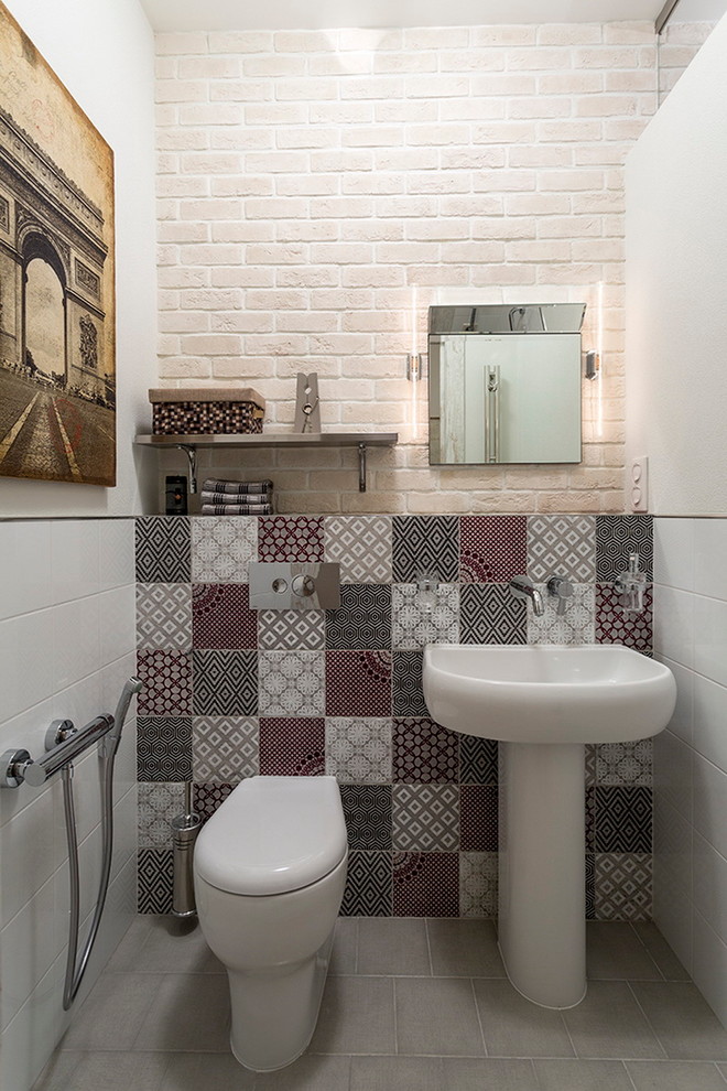Inspiration för ett funkis toalett, med en toalettstol med separat cisternkåpa, flerfärgad kakel, vita väggar, ett piedestal handfat, keramikplattor och klinkergolv i keramik