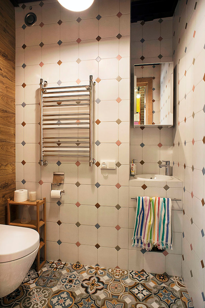 На фото: туалет в современном стиле с инсталляцией, разноцветной плиткой, накладной раковиной и разноцветным полом с
