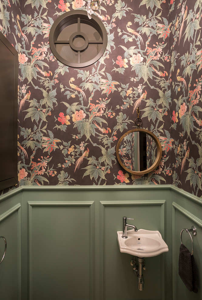 Ejemplo de aseo clásico con paredes verdes y lavabo suspendido