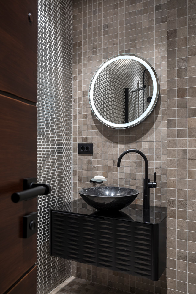 Свежая идея для дизайна: туалет в стиле лофт с черными фасадами, бежевой плиткой, серой плиткой, настольной раковиной, бежевым полом и черной столешницей - отличное фото интерьера