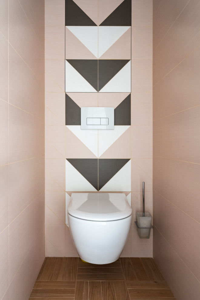 Idee per un piccolo bagno di servizio minimal con WC sospeso, pareti multicolore, pavimento con piastrelle in ceramica e pavimento marrone