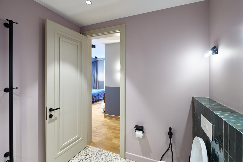 Ispirazione per un bagno di servizio contemporaneo di medie dimensioni con pareti bianche, pavimento in laminato e pavimento beige