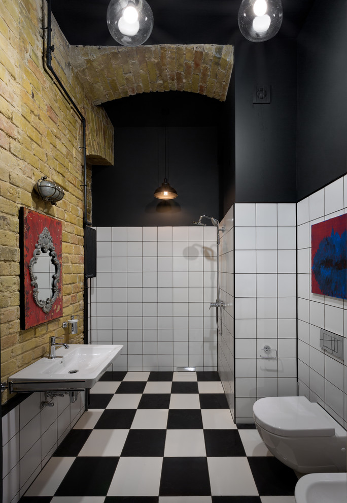 Пример оригинального дизайна: туалет среднего размера в стиле лофт с инсталляцией, белой плиткой, черно-белой плиткой, керамической плиткой, белыми стенами и подвесной раковиной