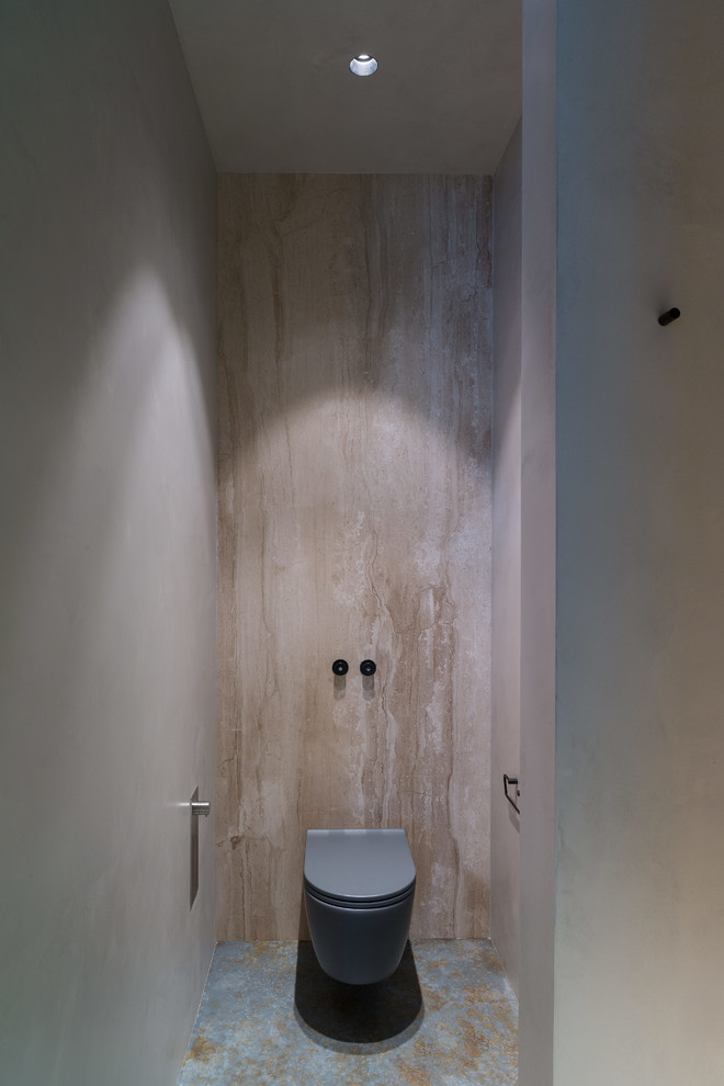 Idées déco pour un WC suspendu contemporain de taille moyenne avec du carrelage en marbre, un mur gris, sol en béton ciré et un sol bleu.