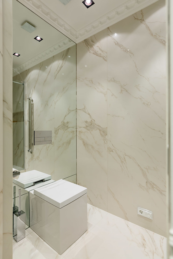 Esempio di un bagno di servizio contemporaneo con WC a due pezzi, pareti beige, pavimento in marmo, pavimento bianco e piastrelle di marmo