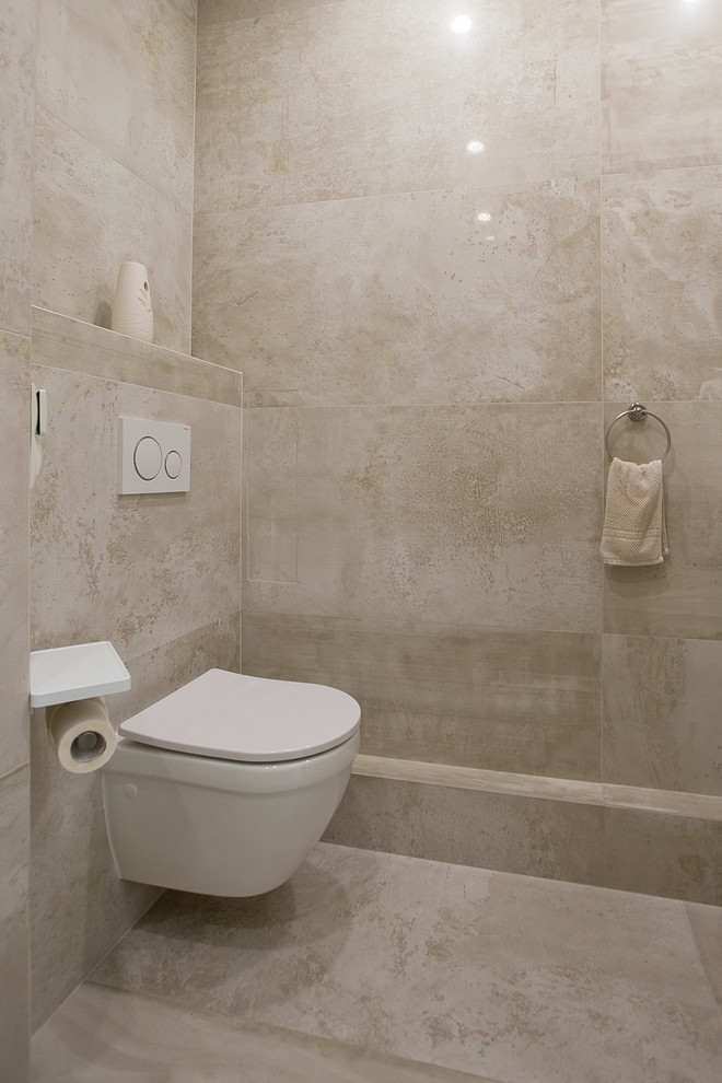 Пример оригинального дизайна: туалет среднего размера в современном стиле с инсталляцией, бежевыми стенами, полом из керамогранита и бежевым полом