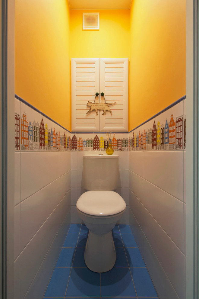 Kleine Moderne Gästetoilette mit farbigen Fliesen, Keramikfliesen, Keramikboden, Wandtoilette mit Spülkasten, gelber Wandfarbe und blauem Boden in Moskau