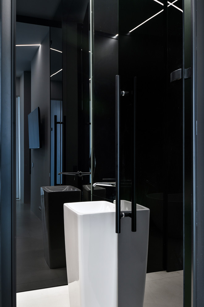 Пример оригинального дизайна: большой туалет в стиле модернизм