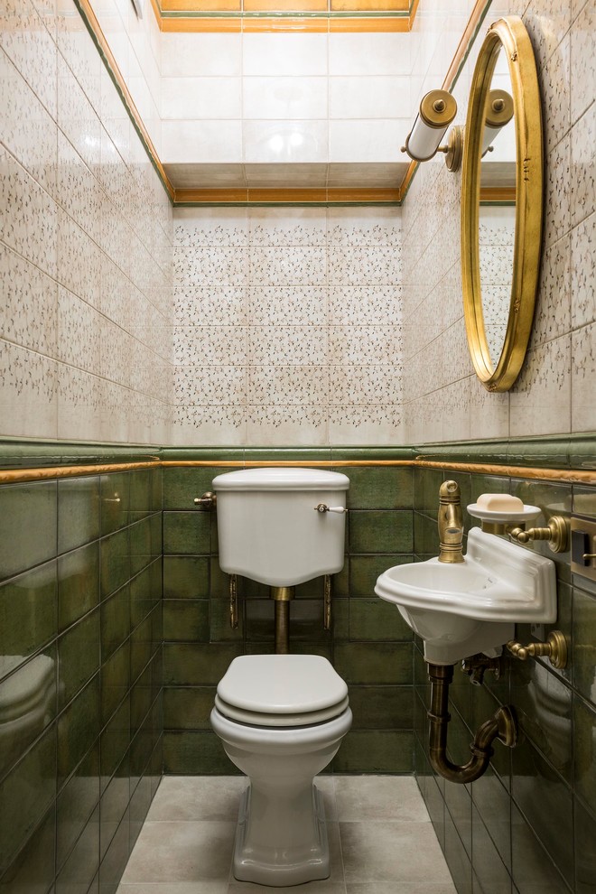 Kleine Klassische Gästetoilette mit Porzellan-Bodenfliesen, Wandtoilette mit Spülkasten, grünen Fliesen, Wandwaschbecken und beigem Boden in Moskau