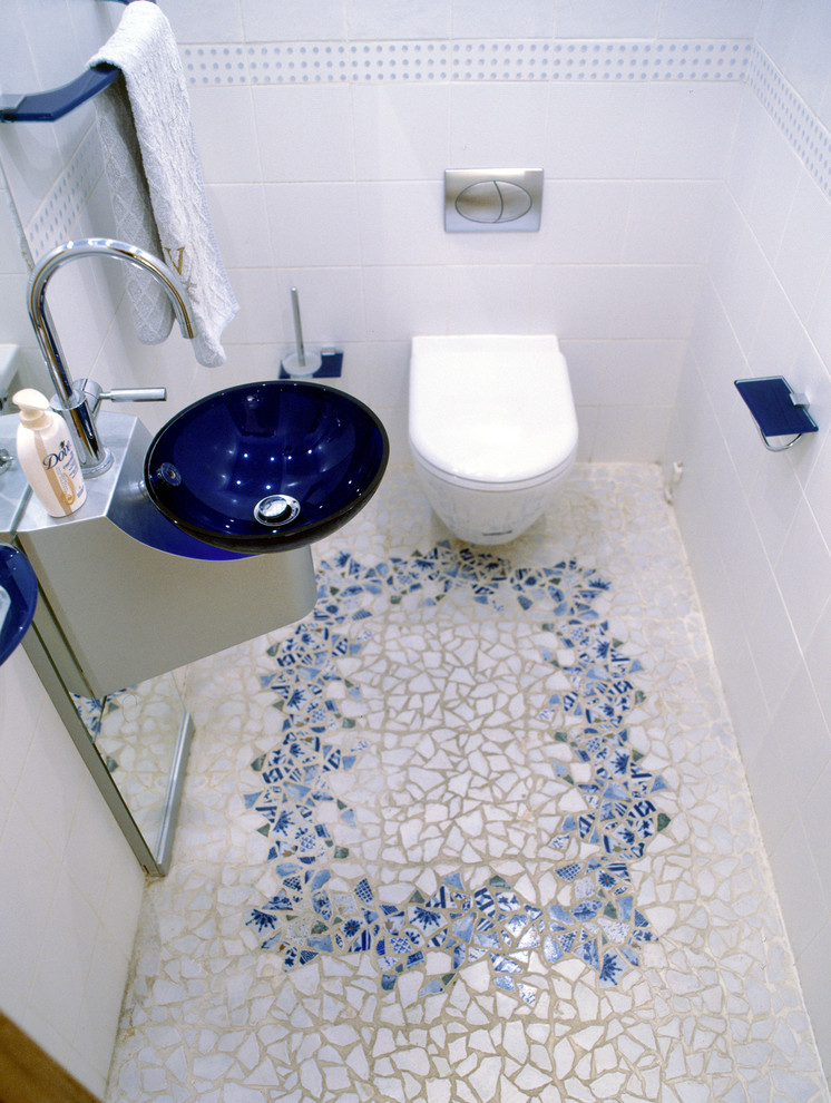 Свежая идея для дизайна: маленький туалет в современном стиле с инсталляцией, белой плиткой, керамической плиткой, белыми стенами, полом из мозаичной плитки, настольной раковиной и белым полом для на участке и в саду - отличное фото интерьера