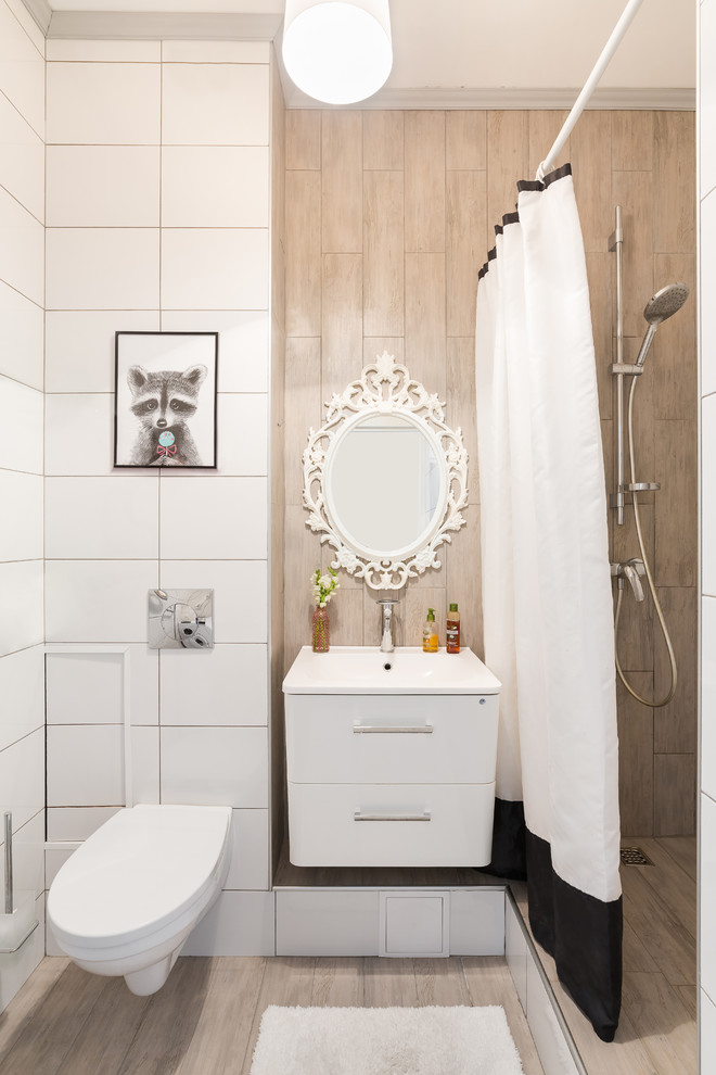 Idéer för små vitt toaletter, med släta luckor, vita skåp, en vägghängd toalettstol, beige kakel, porslinskakel, vita väggar, klinkergolv i keramik, ett konsol handfat och beiget golv