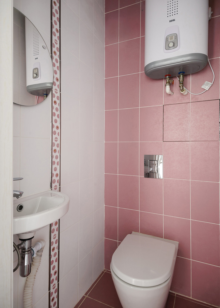 Immagine di un bagno di servizio minimal con WC a due pezzi e lavabo sospeso
