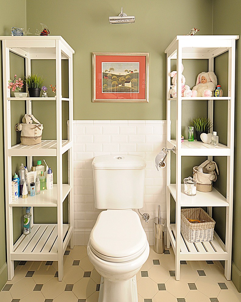 На фото: туалет в классическом стиле с раздельным унитазом, белой плиткой, плиткой кабанчик и зелеными стенами