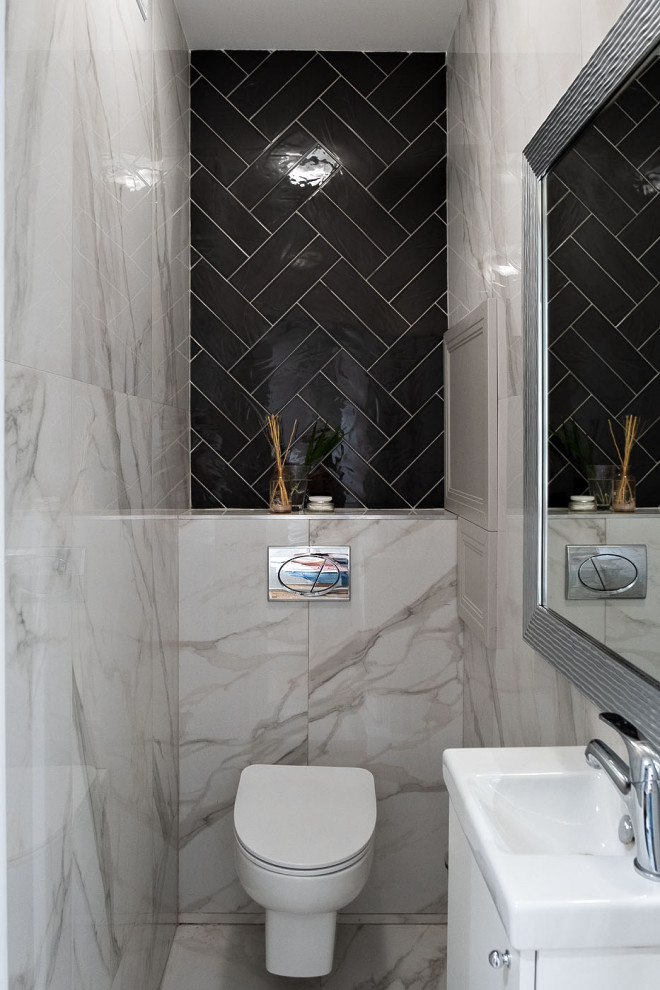 Cette photo montre un petit WC suspendu éclectique avec un carrelage gris, des carreaux en allumettes, un sol en carrelage de céramique, un lavabo suspendu et un sol multicolore.