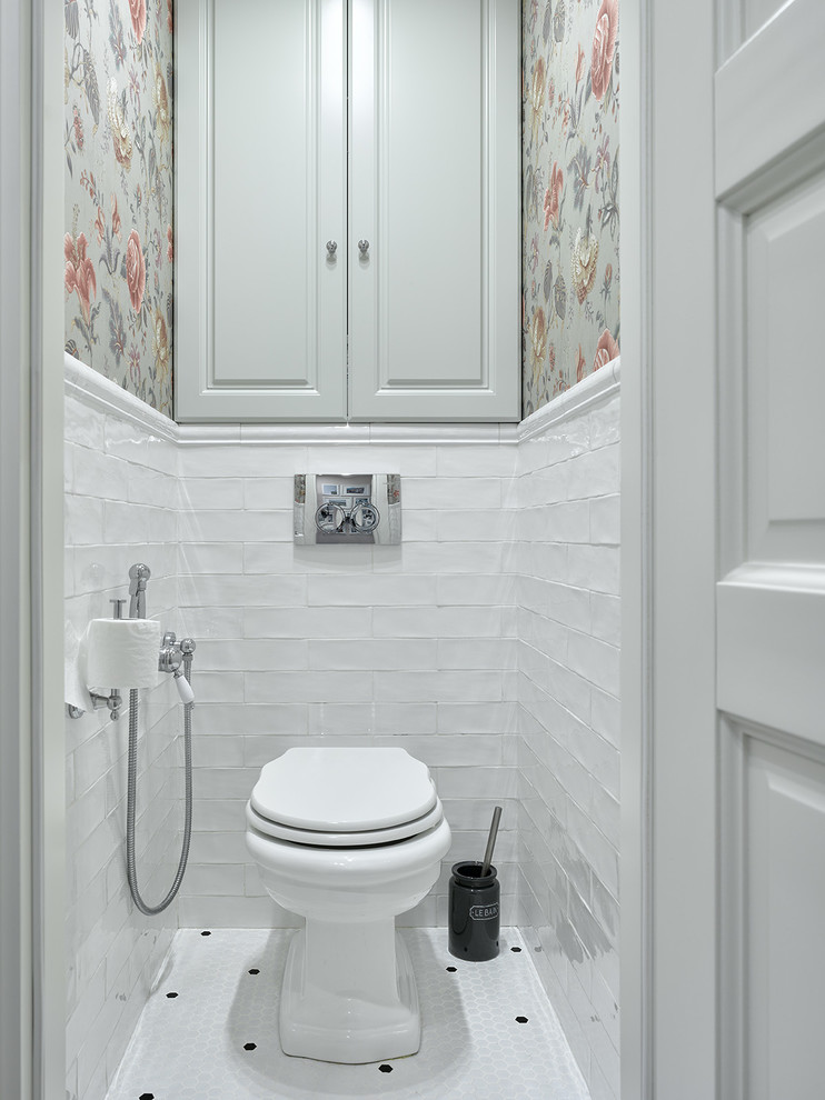 モスクワにあるトラディショナルスタイルのおしゃれなトイレ・洗面所 (レイズドパネル扉のキャビネット、グレーのキャビネット、白いタイル、マルチカラーの壁、モザイクタイル、白い床、分離型トイレ) の写真