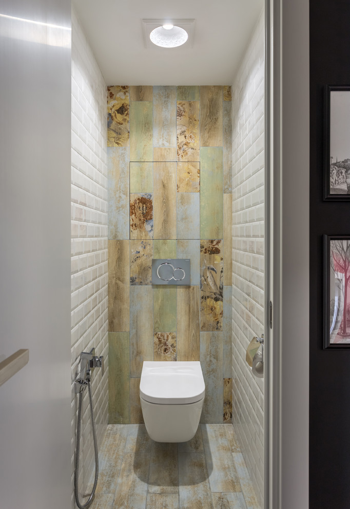 Idée de décoration pour un petit WC suspendu design avec un sol en carrelage de porcelaine et un sol multicolore.