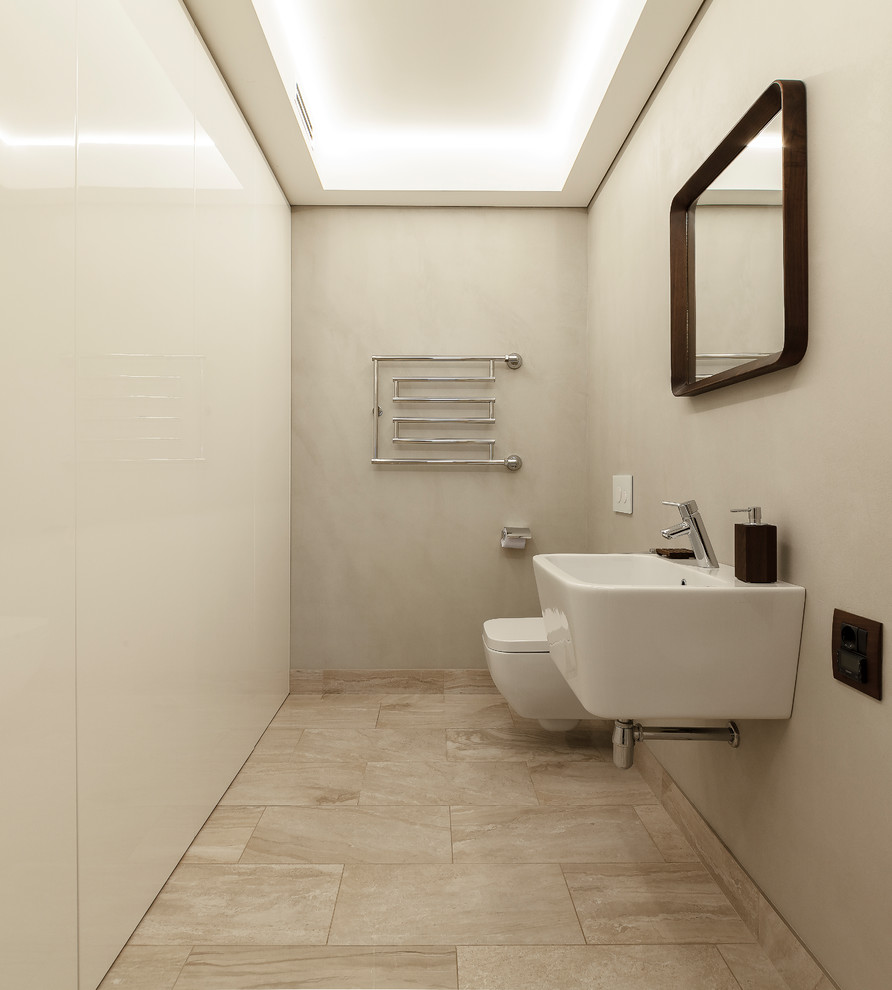 Свежая идея для дизайна: туалет среднего размера в современном стиле с инсталляцией, полом из керамогранита, подвесной раковиной, серыми стенами и бежевым полом - отличное фото интерьера
