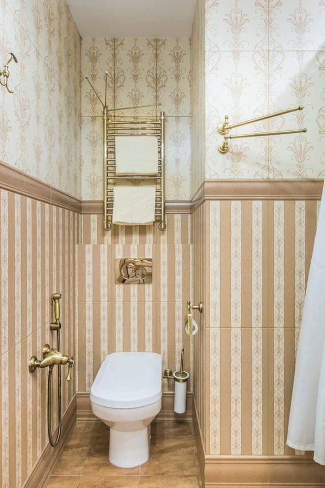 Klassische Gästetoilette mit beiger Wandfarbe und Toilette mit Aufsatzspülkasten in Sonstige