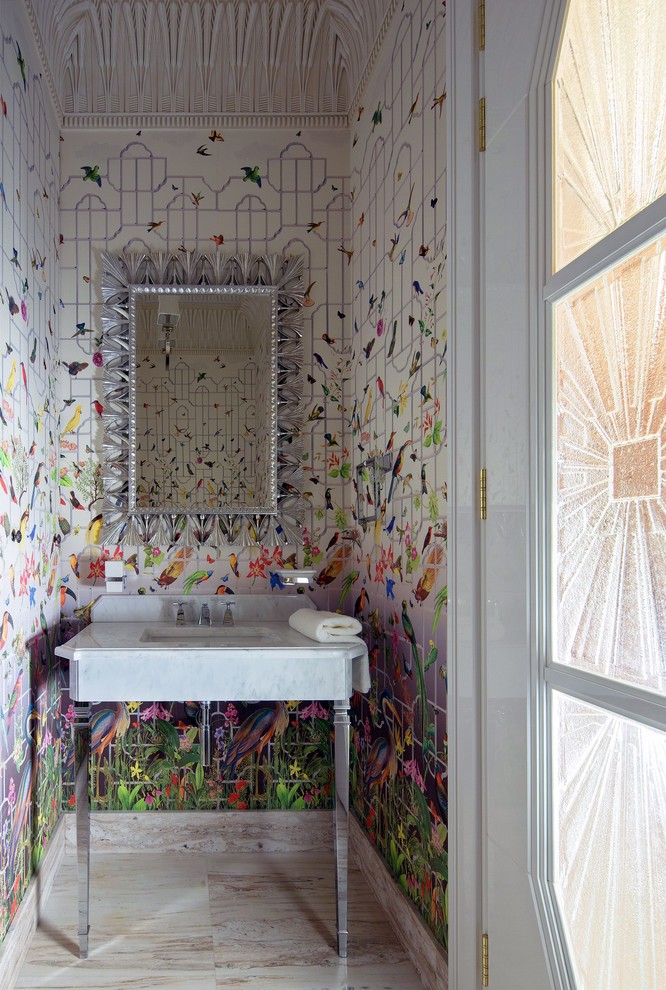 Свежая идея для дизайна: туалет в современном стиле с консольной раковиной, разноцветными стенами и бежевым полом - отличное фото интерьера